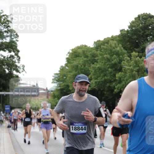 29.06.2025 - hella hamburg halbmarathon Jannik Wohlers http://msf.ph/oto/8334407 29.06.2025 10:40:43 Lombardsbrücke 1317, 1731, 2229, 2805, 4234, 4412, 4638, 4774, 5086, 5225, 5549, 6088, 6474, 6842, 7661, 7821, 7829, 8293, 8385, 8751, 8769, 8878, 9962, 10269, 10407, 10644, 10835, 11759, 11851, 13168, 13778, 13848, 14253, 14553, 14776, 15076, 15953, 16297, 16454, 16802, 16846, 16981, 17233, 17234, 17872, 17879, 18142, 18494, 18580, 18844 meine-sportfotos.de