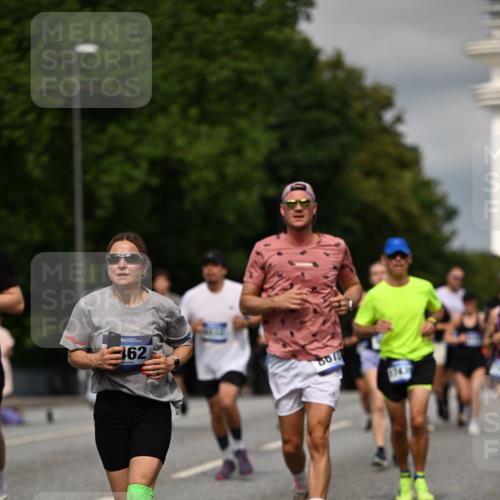 29.06.2025 - hella hamburg halbmarathon Dr. Thomas Lammeyer http://msf.ph/oto/8334424 29.06.2025 10:17:51 Kennedybrücke 1194, 1747, 1939, 2721, 2891, 2904, 4001, 4032, 4795, 4962, 5631, 5719, 6089, 7462, 7913, 8673, 9141, 9612, 9631, 9886, 10442, 10443 meine-sportfotos.de