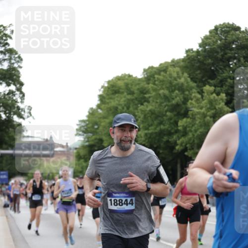 29.06.2025 - hella hamburg halbmarathon Jannik Wohlers http://msf.ph/oto/8334447 29.06.2025 10:40:43 Lombardsbrücke 1317, 1731, 2229, 2805, 4234, 4412, 4638, 4774, 5086, 5225, 5549, 6088, 6474, 6842, 7661, 7821, 7829, 8293, 8385, 8751, 8769, 8878, 9962, 10269, 10407, 10644, 10835, 11759, 11851, 13168, 13778, 13848, 14253, 14553, 14776, 15076, 15953, 16297, 16454, 16802, 16846, 16981, 17233, 17234, 17872, 17879, 18142, 18494, 18580, 18844 meine-sportfotos.de