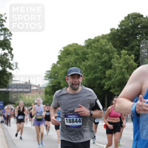 29.06.2025 - hella hamburg halbmarathon Jannik Wohlers http://msf.ph/oto/8334467 29.06.2025 10:40:43 Lombardsbrücke 1317, 1731, 2229, 2805, 4234, 4412, 4638, 4774, 5086, 5225, 5549, 6088, 6474, 6842, 7661, 7821, 7829, 8293, 8385, 8751, 8769, 8878, 9962, 10269, 10407, 10644, 10835, 11759, 11851, 13168, 13778, 13848, 14253, 14553, 14776, 15076, 15953, 16297, 16454, 16802, 16846, 16981, 17233, 17234, 17872, 17879, 18142, 18494, 18580, 18844 meine-sportfotos.de