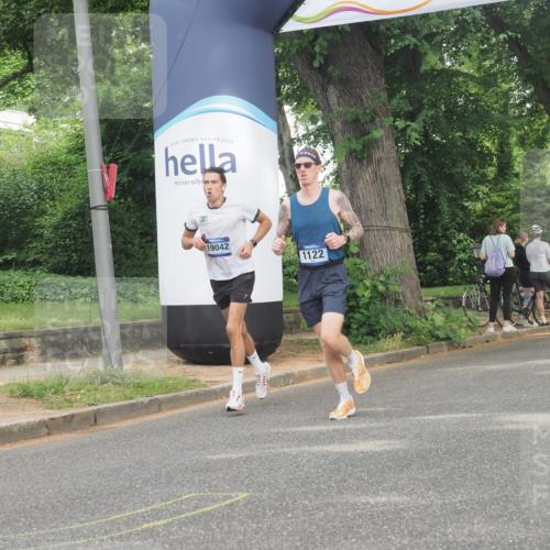 29.06.2025 - hella hamburg halbmarathon KatJ http://msf.ph/oto/8334472 29.06.2025 10:17:42 Zwischen KM18-KM19 1122, 2604 meine-sportfotos.de