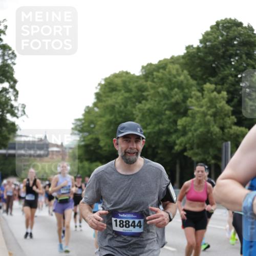 29.06.2025 - hella hamburg halbmarathon Jannik Wohlers http://msf.ph/oto/8334522 29.06.2025 10:40:43 Lombardsbrücke 1317, 1731, 2229, 2805, 4234, 4412, 4638, 4774, 5086, 5225, 5549, 6088, 6474, 6842, 7661, 7821, 7829, 8293, 8385, 8751, 8769, 8878, 9962, 10269, 10407, 10644, 10835, 11759, 11851, 13168, 13778, 13848, 14253, 14553, 14776, 15076, 15953, 16297, 16454, 16802, 16846, 16981, 17233, 17234, 17872, 17879, 18142, 18494, 18580, 18844 meine-sportfotos.de