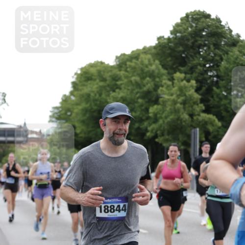 29.06.2025 - hella hamburg halbmarathon Jannik Wohlers http://msf.ph/oto/8334541 29.06.2025 10:40:43 Lombardsbrücke 1317, 1731, 2229, 2805, 4234, 4412, 4638, 4774, 5086, 5225, 5549, 6088, 6474, 6842, 7661, 7821, 7829, 8293, 8385, 8751, 8769, 8878, 9962, 10269, 10407, 10644, 10835, 11759, 11851, 13168, 13778, 13848, 14253, 14553, 14776, 15076, 15953, 16297, 16454, 16802, 16846, 16981, 17233, 17234, 17872, 17879, 18142, 18494, 18580, 18844 meine-sportfotos.de