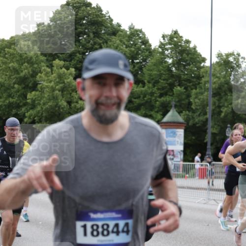 29.06.2025 - hella hamburg halbmarathon Jannik Wohlers http://msf.ph/oto/8334636 29.06.2025 10:40:44 Lombardsbrücke 1317, 1731, 2229, 2805, 4234, 4412, 4638, 5086, 5225, 5549, 6088, 6474, 6842, 7661, 7821, 7829, 8293, 8385, 8751, 8769, 8878, 8992, 9962, 10269, 10407, 10644, 10835, 11759, 11851, 13168, 13778, 13848, 14253, 14553, 14776, 15076, 15953, 16297, 16454, 16802, 16846, 16981, 17233, 17234, 17872, 17879, 18142, 18494, 18580, 18844, 18888 meine-sportfotos.de