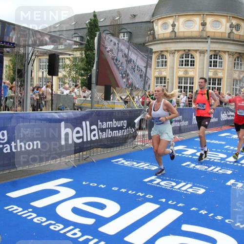 29.06.2025 - hella hamburg halbmarathon Michael Strokosch http://msf.ph/oto/8334657 29.06.2025 10:50:20 Ziel 1119, 4933, 7930, 7932, 8921, 10371, 11607, 12949, 13609, 13690, 14034, 15620, 16000, 16242, 18499, 18811, 19040 meine-sportfotos.de