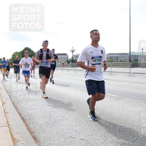 29.06.2025 - hella hamburg halbmarathon Lena Gebhardt http://msf.ph/oto/8334726 29.06.2025 10:13:18 Lombardsbrücke 15922, 16030, 8913, 18754, 1007, 1020, 1051, 1747, 1859, 2055, 2942, 2961, 3218, 3360, 3728, 3729, 4187, 4532, 4950, 5546, 6207, 6489, 6724, 7346, 7446, 7447, 7460, 7873, 8279, 8398, 8405, 8913, 9141, 9527, 9612, 10067, 10402, 11720, 12492, 13331, 13928, 14404, 15531, 15663, 15922, 16030, 16255, 16323, 16437, 17474, 17699, 17988, 18048, 18222, 18231, 18320, 18530, 18732 meine-sportfotos.de