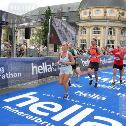 29.06.2025 - hella hamburg halbmarathon Michael Strokosch http://msf.ph/oto/8334734 29.06.2025 10:50:20 Ziel 1119, 4933, 7930, 7932, 8921, 10371, 11607, 12949, 13609, 13690, 14034, 15620, 16000, 16242, 18499, 18811, 19040 meine-sportfotos.de