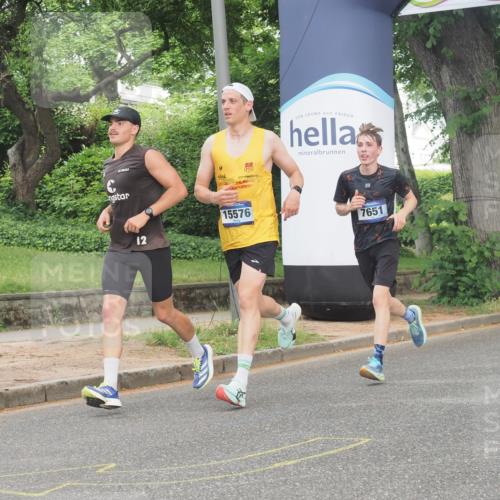 29.06.2025 - hella hamburg halbmarathon KatJ http://msf.ph/oto/8334812 29.06.2025 10:17:45 Zwischen KM18-KM19 1122, 2604, 7651 meine-sportfotos.de