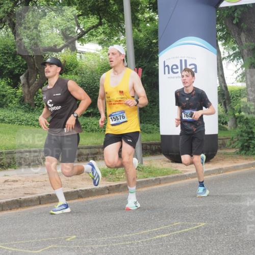 29.06.2025 - hella hamburg halbmarathon KatJ http://msf.ph/oto/8334847 29.06.2025 10:17:45 Zwischen KM18-KM19 1122, 2604, 7651 meine-sportfotos.de