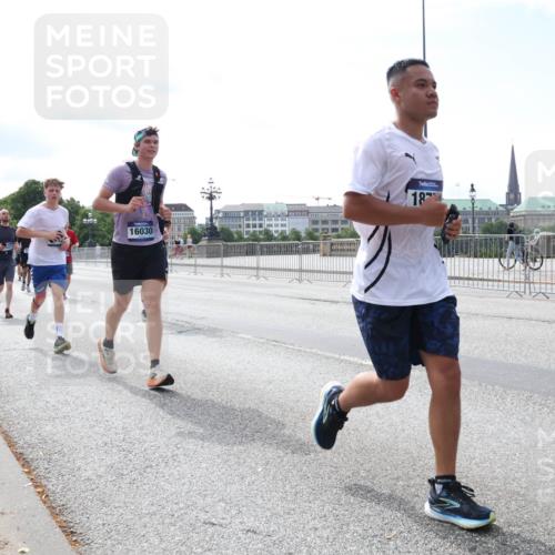 29.06.2025 - hella hamburg halbmarathon Lena Gebhardt http://msf.ph/oto/8334920 29.06.2025 10:13:18 Lombardsbrücke 16030, 18, 1007, 1020, 1051, 1747, 1859, 2055, 2942, 2961, 3218, 3360, 3728, 3729, 4187, 4532, 4950, 5546, 6207, 6489, 6724, 7346, 7446, 7447, 7460, 7873, 8279, 8398, 8405, 8913, 9141, 9527, 9612, 10067, 10402, 11720, 12492, 13331, 13928, 14404, 15531, 15663, 15922, 16030, 16255, 16323, 16437, 17474, 17699, 17988, 18048, 18222, 18231, 18320, 18530, 18732 meine-sportfotos.de