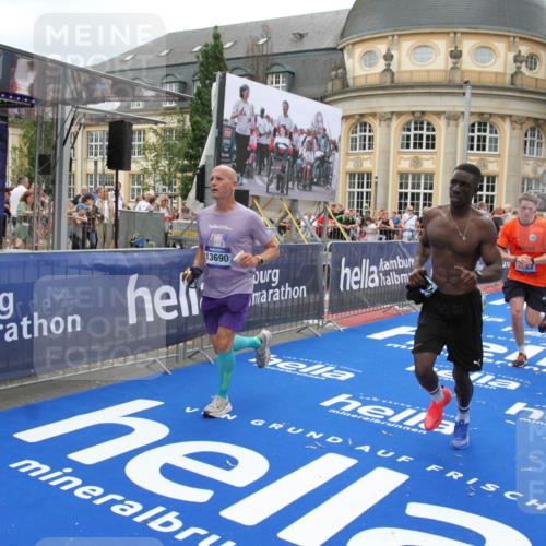 29.06.2025 - hella hamburg halbmarathon Michael Strokosch http://msf.ph/oto/8335061 29.06.2025 10:50:22 Ziel 4247, 4933, 7930, 7932, 8899, 8921, 12949, 13609, 13690, 14034, 15620, 16000, 16242, 18499, 18811, 19040 meine-sportfotos.de