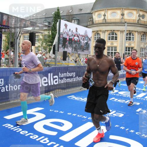 29.06.2025 - hella hamburg halbmarathon Michael Strokosch http://msf.ph/oto/8335110 29.06.2025 10:50:23 Ziel 4247, 4933, 7930, 7932, 8899, 8921, 12035, 12949, 13609, 13690, 14034, 16000, 16242, 18499, 18811, 19040 meine-sportfotos.de