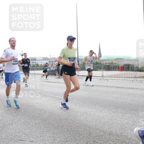 29.06.2025 - hella hamburg halbmarathon Lena Gebhardt http://msf.ph/oto/8335220 29.06.2025 10:38:04 Lombardsbrücke 7350, 1002, 16220, 6697, 1196, 1394, 1457, 1475, 1578, 1596, 1742, 1791, 1799, 1901, 1966, 1985, 2113, 2199, 2498, 2786, 2853, 3010, 3230, 3242, 3246, 3338, 3635, 3636, 3716, 3880, 4414, 4921, 5139, 5300, 5522, 5713, 5875, 6199, 6200, 6243, 6362, 6697, 6751, 6930, 7118, 7165, 7244, 7321, 7350, 7552, 7629, 7696, 7868, 7914, 8985, 9247, 9288, 9895, 10159, 10506, 10836, 11087, 11543, 12254, 12472, 12824, 16680, 17798 meine-sportfotos.de