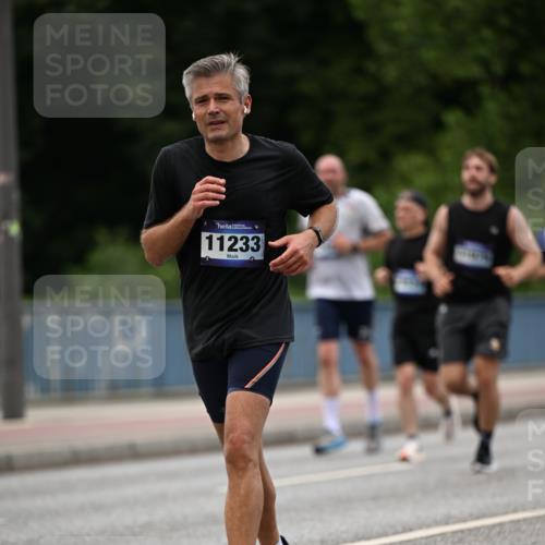 29.06.2025 - hella hamburg halbmarathon Dr. Thomas Lammeyer http://msf.ph/oto/8335228 29.06.2025 10:39:59 Kennedybrücke 1336, 2352, 2412, 2827, 3828, 4413, 4965, 5147, 6029, 6189, 6867, 7275, 8356, 8567, 8947, 9470, 9819, 10047, 10565, 10567, 10652, 11187, 11198, 11233, 11359 meine-sportfotos.de