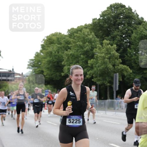 29.06.2025 - hella hamburg halbmarathon Jannik Wohlers http://msf.ph/oto/8335229 29.06.2025 10:40:49 Lombardsbrücke 1317, 1731, 2229, 2805, 3532, 3533, 4412, 4638, 5086, 5225, 5549, 5688, 5689, 5928, 6088, 6250, 6474, 7661, 7821, 7829, 8293, 8385, 8586, 8751, 8769, 8878, 8992, 9962, 10181, 10269, 10407, 10644, 10835, 11759, 11851, 13168, 13299, 13373, 13778, 13848, 14253, 14376, 14776, 15076, 15953, 16260, 16454, 16559, 16802, 16846, 16981, 17370, 17872, 18142, 18494, 18580, 18844, 18888 meine-sportfotos.de