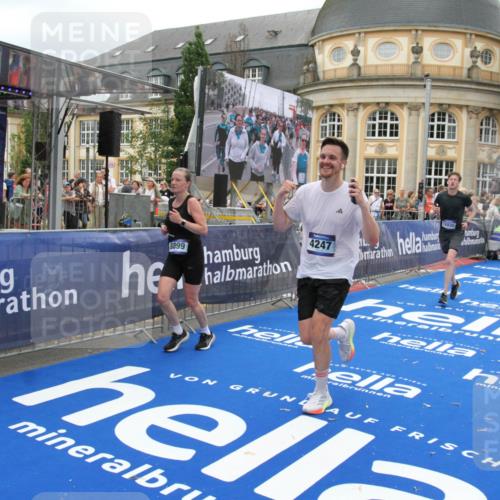 29.06.2025 - hella hamburg halbmarathon Michael Strokosch http://msf.ph/oto/8335351 29.06.2025 10:50:28 Ziel 4127, 4247, 6795, 8899, 11455, 12035, 12624, 14034, 14626, 17319, 18394 meine-sportfotos.de