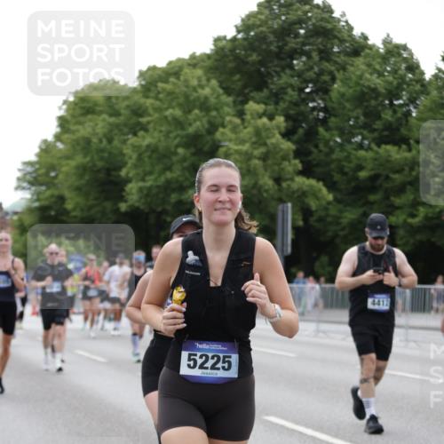 29.06.2025 - hella hamburg halbmarathon Jannik Wohlers http://msf.ph/oto/8335382 29.06.2025 10:40:49 Lombardsbrücke 1317, 1731, 2229, 2805, 3532, 3533, 4412, 4638, 5086, 5225, 5549, 5688, 5689, 5928, 6088, 6250, 6474, 7661, 7821, 7829, 8293, 8385, 8586, 8751, 8769, 8878, 8992, 9962, 10181, 10269, 10407, 10644, 10835, 11759, 11851, 13168, 13299, 13373, 13778, 13848, 14253, 14376, 14776, 15076, 15953, 16260, 16454, 16559, 16802, 16846, 16981, 17370, 17872, 18142, 18494, 18580, 18844, 18888 meine-sportfotos.de