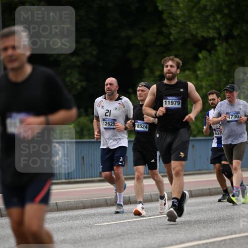 29.06.2025 - hella hamburg halbmarathon Dr. Thomas Lammeyer http://msf.ph/oto/8335383 29.06.2025 10:40:00 Kennedybrücke 1336, 2352, 2412, 2588, 2827, 3828, 4413, 4965, 5147, 6029, 6189, 6867, 7275, 8356, 8567, 8947, 9470, 9819, 10047, 10565, 10567, 10652, 11187, 11198, 11233, 11359 meine-sportfotos.de