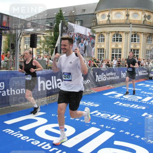 29.06.2025 - hella hamburg halbmarathon Michael Strokosch http://msf.ph/oto/8335424 29.06.2025 10:50:29 Ziel 4127, 4247, 6795, 8153, 8899, 11455, 12035, 12624, 14034, 14626, 17319, 18394 meine-sportfotos.de
