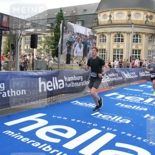 29.06.2025 - hella hamburg halbmarathon Michael Strokosch http://msf.ph/oto/8335437 29.06.2025 10:50:30 Ziel 3414, 4127, 4247, 5447, 6795, 8153, 8899, 11455, 12035, 12624, 14626, 17319, 18394 meine-sportfotos.de