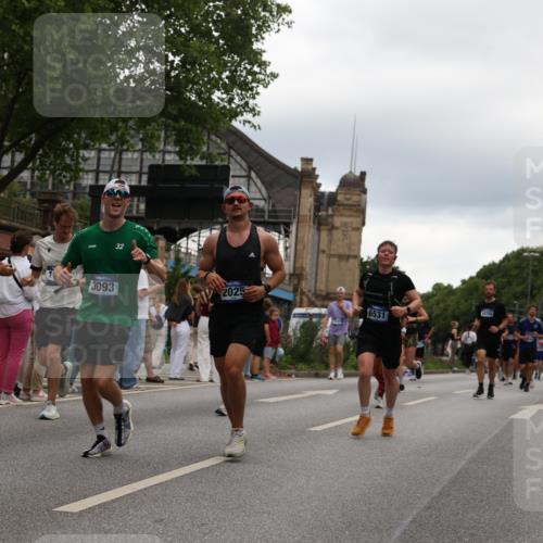 29.06.2025 - hella hamburg halbmarathon Yannick Fuchs http://msf.ph/oto/8335490 29.06.2025 10:51:54 20KM 1595, 1611, 2025, 2488, 2606, 2656, 2759, 2806, 2840, 2883, 2907, 3093, 3859, 4319, 4426, 4467, 4502, 4579, 4632, 4833, 5277, 5341, 5926, 6104, 6281, 6302, 6531, 6595, 7138, 7189, 8322, 8585, 9316, 9485, 10599, 10788, 11645, 12585, 13465, 13816, 13880, 14266, 14571, 15217, 15229, 16517, 16531, 17405, 17415, 17455, 17543, 17827, 18068, 18180, 18492, 18501, 18587, 18762, 18891 meine-sportfotos.de