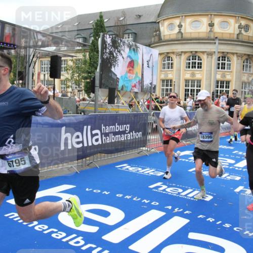 29.06.2025 - hella hamburg halbmarathon Michael Strokosch http://msf.ph/oto/8335579 29.06.2025 10:50:32 Ziel 3414, 4127, 5447, 6282, 6795, 7397, 8153, 11455, 12035, 12624, 13812, 14626, 16806, 17247, 17319, 18394 meine-sportfotos.de