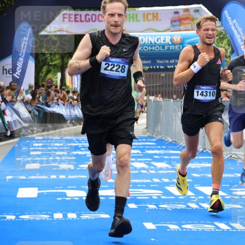 29.06.2025 - hella hamburg halbmarathon Strokosch-Dieckow http://msf.ph/oto/8335606 29.06.2025 10:33:48 Ziel 1743, 2228, 2243, 2746, 4246, 5193, 10865, 13771, 14310, 14466, 15500, 16243, 16755 meine-sportfotos.de