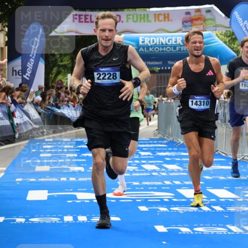 29.06.2025 - hella hamburg halbmarathon Strokosch-Dieckow http://msf.ph/oto/8335685 29.06.2025 10:33:48 Ziel 1743, 2228, 2243, 2746, 4246, 5193, 10865, 13771, 14310, 14466, 15500, 16243, 16755 meine-sportfotos.de