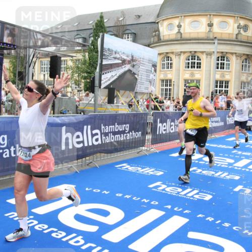 29.06.2025 - hella hamburg halbmarathon Michael Strokosch http://msf.ph/oto/8335804 29.06.2025 10:50:33 Ziel 3414, 4127, 5447, 6282, 6795, 7397, 8153, 8576, 11214, 11455, 12624, 13812, 14626, 15803, 16806, 17179, 17247, 17319, 18394 meine-sportfotos.de