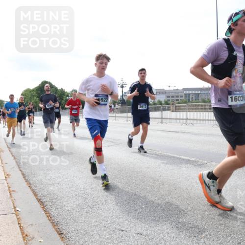 29.06.2025 - hella hamburg halbmarathon Lena Gebhardt http://msf.ph/oto/8335908 29.06.2025 10:13:19 Lombardsbrücke 952, 12492, 5922, 8913, 16030, 1007, 1020, 1051, 1747, 1859, 2055, 2942, 2961, 3218, 3360, 3728, 3729, 4187, 4532, 4795, 4950, 5546, 6489, 6717, 6724, 7346, 7446, 7447, 7460, 7873, 8279, 8398, 8405, 8913, 9141, 9527, 9612, 10067, 10402, 11720, 12492, 13331, 13928, 14404, 15531, 15663, 15922, 16030, 16255, 16323, 16437, 17474, 17699, 17988, 18048, 18222, 18231, 18320, 18530, 18732 meine-sportfotos.de
