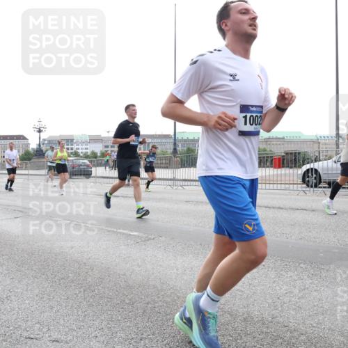 29.06.2025 - hella hamburg halbmarathon Lena Gebhardt http://msf.ph/oto/8335934 29.06.2025 10:38:05 Lombardsbrücke 7350, 18937, 622, 1002, 1196, 1394, 1457, 1475, 1578, 1596, 1742, 1791, 1799, 1901, 1966, 1985, 2113, 2199, 2498, 2786, 2853, 3010, 3230, 3242, 3246, 3286, 3338, 3635, 3636, 3716, 3880, 4414, 4921, 5139, 5300, 5522, 5713, 5875, 6199, 6200, 6243, 6362, 6697, 6751, 6930, 7118, 7165, 7244, 7321, 7350, 7552, 7629, 7696, 7868, 7914, 8985, 9247, 9288, 9895, 10159, 10506, 10836, 11087, 11543, 12254, 12472, 12824, 17798 meine-sportfotos.de