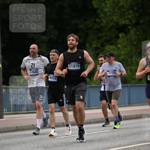 29.06.2025 - hella hamburg halbmarathon Dr. Thomas Lammeyer http://msf.ph/oto/8336045 29.06.2025 10:40:00 Kennedybrücke 1336, 2352, 2412, 2588, 2827, 3828, 4413, 4965, 5147, 6029, 6189, 6867, 7275, 8356, 8567, 8947, 9470, 9819, 10047, 10565, 10567, 10652, 11187, 11198, 11233, 11359 meine-sportfotos.de