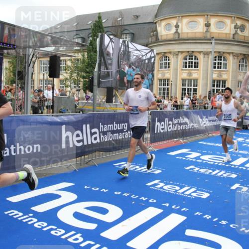 29.06.2025 - hella hamburg halbmarathon Michael Strokosch http://msf.ph/oto/8336074 29.06.2025 10:50:34 Ziel 1750, 3414, 4127, 5447, 6282, 7397, 8153, 8576, 11214, 11455, 12624, 13812, 14626, 15803, 16806, 17179, 17247, 17319, 18006, 18394 meine-sportfotos.de