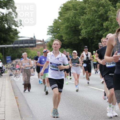 29.06.2025 - hella hamburg halbmarathon Jannik Wohlers http://msf.ph/oto/8336075 29.06.2025 10:40:53 Lombardsbrücke 1536, 1542, 1731, 2229, 2805, 3532, 3533, 3623, 4412, 4638, 5086, 5225, 5688, 5689, 5928, 5942, 6088, 6250, 6474, 6793, 6894, 7661, 7821, 8293, 8385, 8586, 8751, 8769, 8878, 8992, 9962, 10181, 10269, 10407, 10835, 11209, 11851, 13168, 13299, 13373, 13778, 13848, 14037, 14253, 14376, 15076, 15224, 15953, 16260, 16454, 16559, 16846, 16981, 17370, 17872, 18494, 18580, 18844, 18888 meine-sportfotos.de