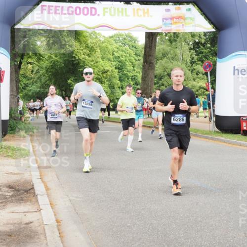 29.06.2025 - hella hamburg halbmarathon MichiJ http://msf.ph/oto/8336084 29.06.2025 10:39:09 Zwischen KM18-KM19 2287, 2397, 2636, 2946, 4967, 6286, 8977, 9656, 12224, 12949, 14561, 15126, 15829, 17131, 17530, 17815, 18869 meine-sportfotos.de
