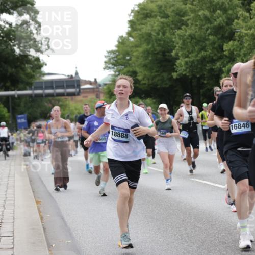 29.06.2025 - hella hamburg halbmarathon Jannik Wohlers http://msf.ph/oto/8336090 29.06.2025 10:40:53 Lombardsbrücke 1536, 1542, 1731, 2229, 2805, 3532, 3533, 3623, 4412, 4638, 5086, 5225, 5688, 5689, 5928, 5942, 6088, 6250, 6474, 6793, 6894, 7661, 7821, 8293, 8385, 8586, 8751, 8769, 8878, 8992, 9962, 10181, 10269, 10407, 10835, 11209, 11851, 13168, 13299, 13373, 13778, 13848, 14037, 14253, 14376, 15076, 15224, 15953, 16260, 16454, 16559, 16846, 16981, 17370, 17872, 18494, 18580, 18844, 18888 meine-sportfotos.de