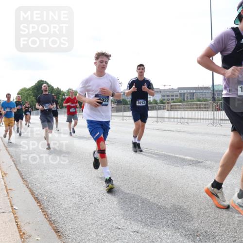 29.06.2025 - hella hamburg halbmarathon Lena Gebhardt http://msf.ph/oto/8336100 29.06.2025 10:13:20 Lombardsbrücke 3218, 12492, 922, 8913, 16030, 1007, 1020, 1051, 1747, 1859, 2055, 2942, 2961, 3218, 3360, 3728, 3729, 4187, 4532, 4795, 4950, 5546, 6489, 6717, 6724, 7346, 7446, 7447, 7460, 7873, 8279, 8398, 8405, 8913, 9128, 9141, 9527, 9612, 10067, 10402, 11720, 12492, 13331, 13928, 14404, 15531, 15663, 15922, 16030, 16255, 16323, 16437, 17474, 17699, 17988, 18048, 18222, 18231, 18320, 18530, 18732 meine-sportfotos.de