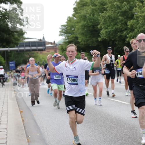 29.06.2025 - hella hamburg halbmarathon Jannik Wohlers http://msf.ph/oto/8336170 29.06.2025 10:40:53 Lombardsbrücke 1536, 1542, 1731, 2229, 2805, 3532, 3533, 3623, 4412, 4638, 5086, 5225, 5688, 5689, 5928, 5942, 6088, 6250, 6474, 6793, 6894, 7661, 7821, 8293, 8385, 8586, 8751, 8769, 8878, 8992, 9962, 10181, 10269, 10407, 10835, 11209, 11851, 13168, 13299, 13373, 13778, 13848, 14037, 14253, 14376, 15076, 15224, 15953, 16260, 16454, 16559, 16846, 16981, 17370, 17872, 18494, 18580, 18844, 18888 meine-sportfotos.de