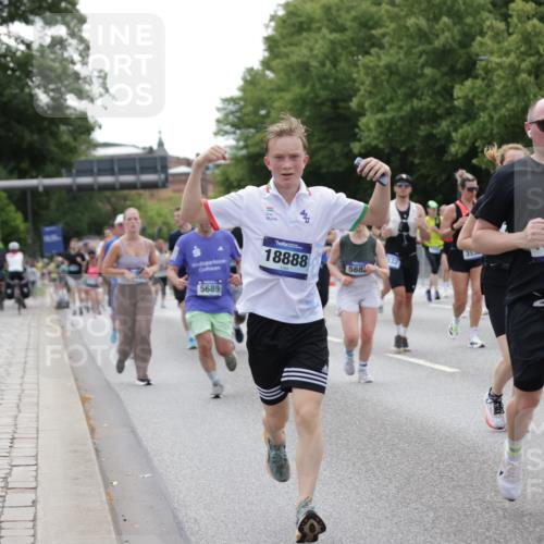 29.06.2025 - hella hamburg halbmarathon Jannik Wohlers http://msf.ph/oto/8336327 29.06.2025 10:40:54 Lombardsbrücke 1536, 1542, 1731, 2229, 2258, 2805, 3532, 3533, 3623, 4412, 4610, 5086, 5225, 5688, 5689, 5928, 5942, 6088, 6250, 6474, 6793, 6894, 7661, 7821, 8293, 8385, 8586, 8751, 8878, 8992, 9962, 10181, 10269, 10407, 10835, 11209, 11851, 13168, 13299, 13373, 13778, 13848, 14037, 14253, 14376, 15076, 15224, 15953, 16260, 16454, 16559, 16846, 16981, 17370, 17872, 18494, 18580, 18888 meine-sportfotos.de