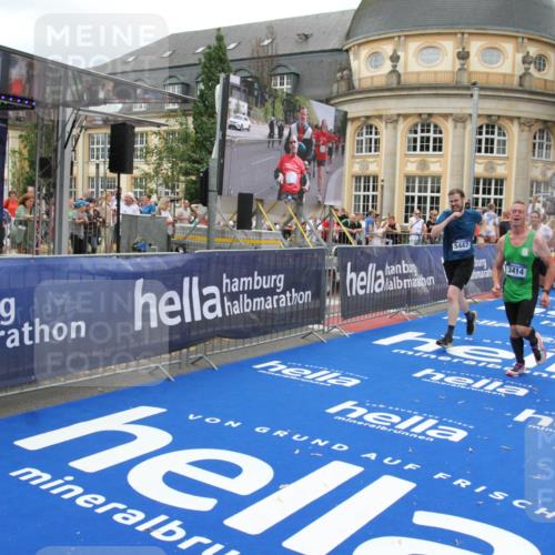 29.06.2025 - hella hamburg halbmarathon Michael Strokosch http://msf.ph/oto/8336333 29.06.2025 10:50:36 Ziel 1399, 1750, 3414, 4127, 4346, 5447, 6282, 7397, 7786, 8153, 8576, 9057, 11214, 11455, 13812, 14626, 15519, 15803, 16806, 17179, 17247, 17319, 18006 meine-sportfotos.de