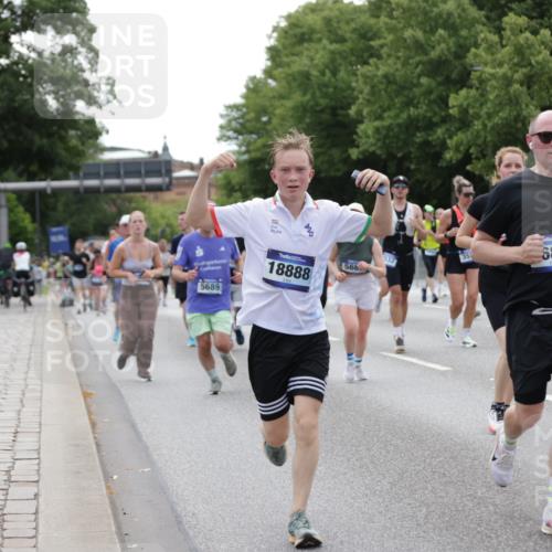 29.06.2025 - hella hamburg halbmarathon Jannik Wohlers http://msf.ph/oto/8336354 29.06.2025 10:40:54 Lombardsbrücke 1536, 1542, 1731, 2229, 2258, 2805, 3532, 3533, 3623, 4412, 4610, 5086, 5225, 5688, 5689, 5928, 5942, 6088, 6250, 6474, 6793, 6894, 7661, 7821, 8293, 8385, 8586, 8751, 8878, 8992, 9962, 10181, 10269, 10407, 10835, 11209, 11851, 13168, 13299, 13373, 13778, 13848, 14037, 14253, 14376, 15076, 15224, 15953, 16260, 16454, 16559, 16846, 16981, 17370, 17872, 18494, 18580, 18888 meine-sportfotos.de