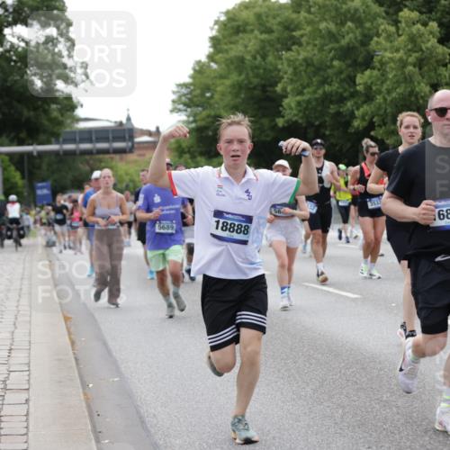 29.06.2025 - hella hamburg halbmarathon Jannik Wohlers http://msf.ph/oto/8336380 29.06.2025 10:40:54 Lombardsbrücke 1536, 1542, 1731, 2229, 2258, 2805, 3532, 3533, 3623, 4412, 4610, 5086, 5225, 5688, 5689, 5928, 5942, 6088, 6250, 6474, 6793, 6894, 7661, 7821, 8293, 8385, 8586, 8751, 8878, 8992, 9962, 10181, 10269, 10407, 10835, 11209, 11851, 13168, 13299, 13373, 13778, 13848, 14037, 14253, 14376, 15076, 15224, 15953, 16260, 16454, 16559, 16846, 16981, 17370, 17872, 18494, 18580, 18888 meine-sportfotos.de