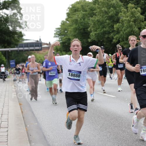 29.06.2025 - hella hamburg halbmarathon Jannik Wohlers http://msf.ph/oto/8336408 29.06.2025 10:40:54 Lombardsbrücke 1536, 1542, 1731, 2229, 2258, 2805, 3532, 3533, 3623, 4412, 4610, 5086, 5225, 5688, 5689, 5928, 5942, 6088, 6250, 6474, 6793, 6894, 7661, 7821, 8293, 8385, 8586, 8751, 8878, 8992, 9962, 10181, 10269, 10407, 10835, 11209, 11851, 13168, 13299, 13373, 13778, 13848, 14037, 14253, 14376, 15076, 15224, 15953, 16260, 16454, 16559, 16846, 16981, 17370, 17872, 18494, 18580, 18888 meine-sportfotos.de