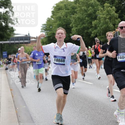 29.06.2025 - hella hamburg halbmarathon Jannik Wohlers http://msf.ph/oto/8336460 29.06.2025 10:40:54 Lombardsbrücke 1536, 1542, 1731, 2229, 2258, 2805, 3532, 3533, 3623, 4412, 4610, 5086, 5225, 5688, 5689, 5928, 5942, 6088, 6250, 6474, 6793, 6894, 7661, 7821, 8293, 8385, 8586, 8751, 8878, 8992, 9962, 10181, 10269, 10407, 10835, 11209, 11851, 13168, 13299, 13373, 13778, 13848, 14037, 14253, 14376, 15076, 15224, 15953, 16260, 16454, 16559, 16846, 16981, 17370, 17872, 18494, 18580, 18888 meine-sportfotos.de