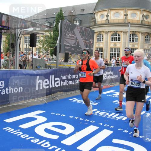 29.06.2025 - hella hamburg halbmarathon Michael Strokosch http://msf.ph/oto/8336481 29.06.2025 10:50:38 Ziel 1399, 1750, 3414, 4346, 5447, 6282, 6662, 7397, 7583, 7786, 8153, 8576, 9057, 11214, 13808, 13812, 13875, 15519, 15803, 16291, 16806, 17179, 17247, 18006, 18413 meine-sportfotos.de