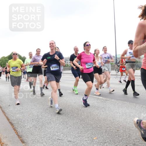 29.06.2025 - hella hamburg halbmarathon Lena Gebhardt http://msf.ph/oto/8336484 29.06.2025 10:47:39 Lombardsbrücke 7403, 480, 9969, 1972, 15413, 19, 2148, 102, 14197, 1045, 1246, 1392, 1434, 1463, 1523, 1618, 1639, 1704, 1926, 2148, 2197, 2407, 2491, 2545, 2704, 2790, 2882, 2994, 3049, 3339, 4037, 4184, 4325, 4423, 4806, 4856, 4895, 4974, 4975, 5621, 5622, 5886, 5895, 6255, 6256, 6879, 6995, 7403, 7427, 7430, 7431, 7630, 7631, 7970, 8077, 8105, 8131, 8270, 8310, 8550, 8774, 8915, 8953, 9018, 9687, 9696, 9697, 10658, 10991, 11351, 11458, 11730, 11738, 11802, 11909, 12431 meine-sportfotos.de