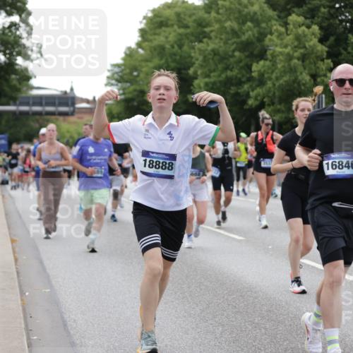 29.06.2025 - hella hamburg halbmarathon Jannik Wohlers http://msf.ph/oto/8336485 29.06.2025 10:40:54 Lombardsbrücke 1536, 1542, 1731, 2229, 2258, 2805, 3532, 3533, 3623, 4412, 4610, 5086, 5225, 5688, 5689, 5928, 5942, 6088, 6250, 6474, 6793, 6894, 7661, 7821, 8293, 8385, 8586, 8751, 8878, 8992, 9962, 10181, 10269, 10407, 10835, 11209, 11851, 13168, 13299, 13373, 13778, 13848, 14037, 14253, 14376, 15076, 15224, 15953, 16260, 16454, 16559, 16846, 16981, 17370, 17872, 18494, 18580, 18888 meine-sportfotos.de