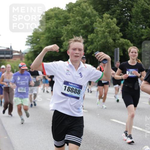 29.06.2025 - hella hamburg halbmarathon Jannik Wohlers http://msf.ph/oto/8336512 29.06.2025 10:40:55 Lombardsbrücke 1536, 1542, 1731, 2229, 2258, 2805, 3532, 3533, 3623, 4412, 4610, 5225, 5688, 5689, 5928, 5942, 6088, 6250, 6474, 6793, 6894, 7022, 7023, 7661, 7821, 8293, 8385, 8586, 8751, 8878, 8992, 9962, 10181, 10407, 10483, 10835, 11209, 11437, 11438, 11851, 12481, 13168, 13299, 13373, 13778, 13848, 14037, 14253, 14376, 15076, 15224, 15953, 16260, 16454, 16550, 16559, 16846, 16981, 17370, 18494, 18580, 18814, 18888 meine-sportfotos.de