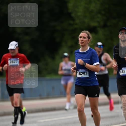 29.06.2025 - hella hamburg halbmarathon Dr. Thomas Lammeyer http://msf.ph/oto/8336562 29.06.2025 10:40:03 Kennedybrücke 1336, 1717, 2352, 2412, 2588, 2827, 3828, 4413, 4965, 5147, 5531, 6021, 6381, 6845, 6867, 7111, 7275, 8356, 8567, 8947, 9470, 9819, 10047, 10565, 10567, 11010, 11187, 11198, 11233, 11359 meine-sportfotos.de