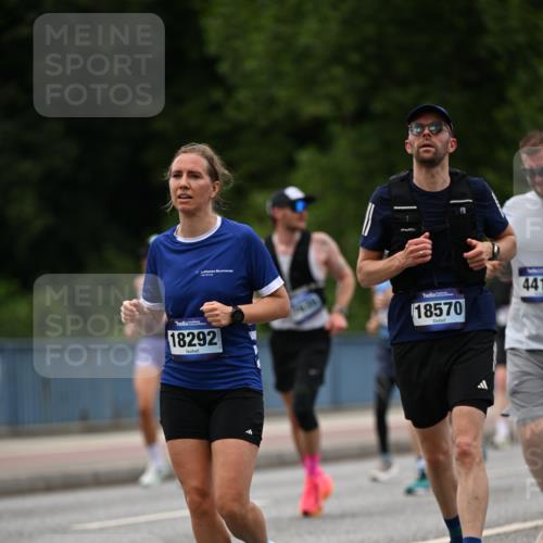 29.06.2025 - hella hamburg halbmarathon Dr. Thomas Lammeyer http://msf.ph/oto/8336584 29.06.2025 10:40:03 Kennedybrücke 1336, 1717, 2352, 2412, 2588, 2827, 3828, 4413, 4965, 5147, 5531, 6021, 6381, 6845, 6867, 7111, 7275, 8356, 8567, 8947, 9470, 9819, 10047, 10565, 10567, 11010, 11187, 11198, 11233, 11359 meine-sportfotos.de